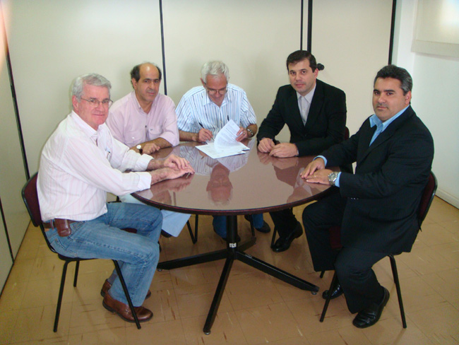 Luiz Carlos Lorenzi, Assali, Washington, Alexandre Machado e Marcelo Otaviano durante assinatura de convênio